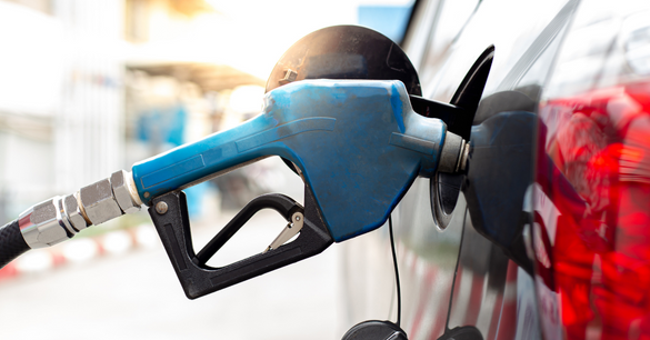 filling-gas-in-car